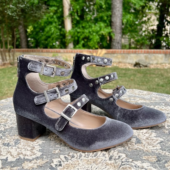 NIB Gorgeous Silver/Slate Grey Three Strap Pump - Size 6 - Picture 5 of 11